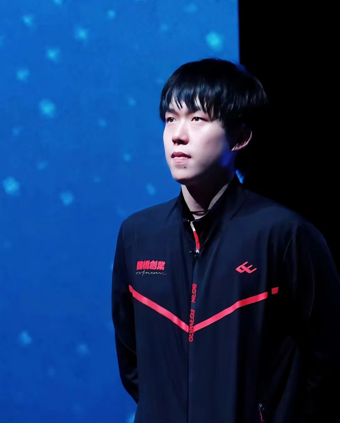 爱游戏app-Scout在DWG比赛中战术调整，最后时刻胜出引发热议！赛场气氛高涨-爱游戏app